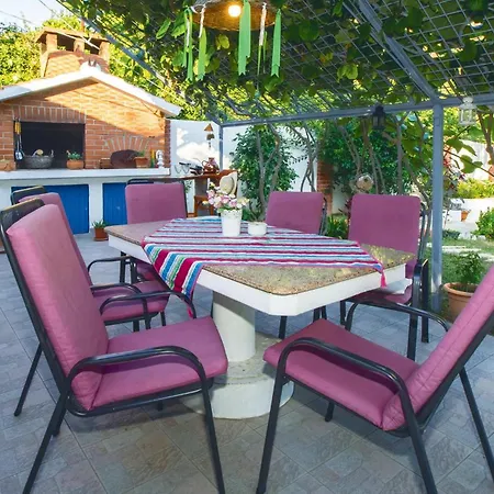 2 Bedroom Cozy In Zrnovnica *