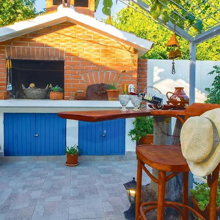 2 Bedroom Cozy In Zrnovnica Split
