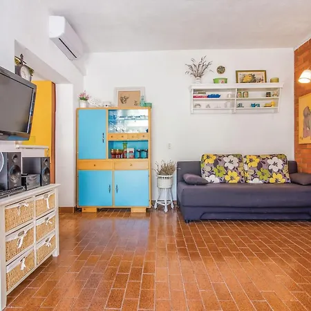 2 Bedroom Cozy In Zrnovnica *