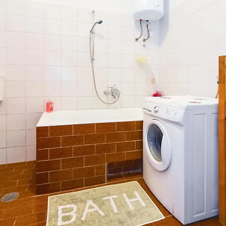 2 Bedroom Cozy In Zrnovnica Holiday home