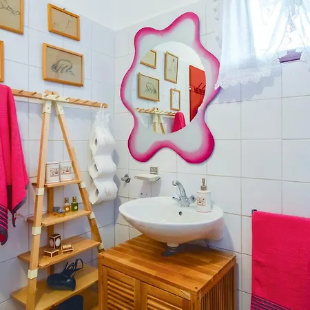 2 Bedroom Cozy In Zrnovnica Holiday home