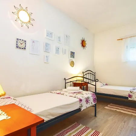 2 Bedroom Cozy In Zrnovnica