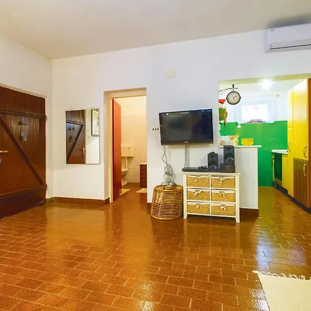 Сasa de vacaciones 2 Bedroom Cozy In Zrnovnica