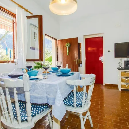 2 Bedroom Cozy In Zrnovnica Сasa de vacaciones Split