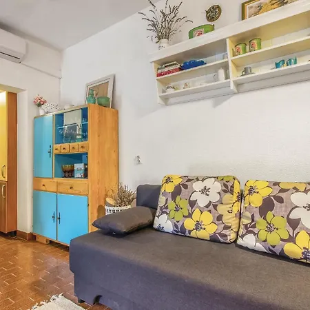 2 Bedroom Cozy In Zrnovnica