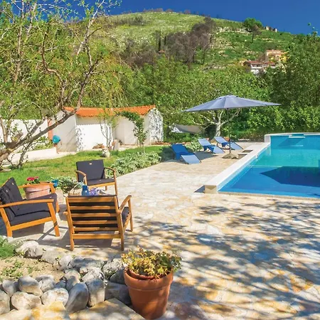 2 Bedroom Cozy In Zrnovnica Сasa de vacaciones Split