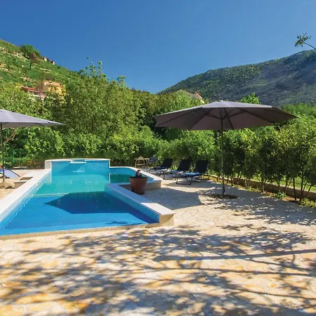 Сasa de vacaciones 2 Bedroom Cozy In Zrnovnica Split