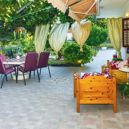 2 Bedroom Cozy In Zrnovnica Сasa de vacaciones Split