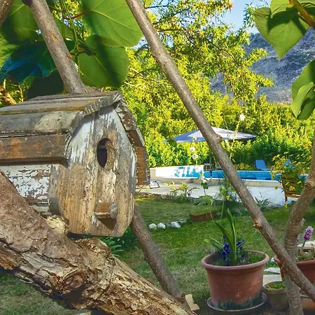 2 Bedroom Cozy In Zrnovnica Сasa de vacaciones