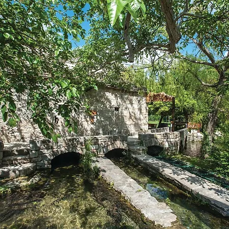 2 Bedroom Cozy In Zrnovnica Сasa de vacaciones Split