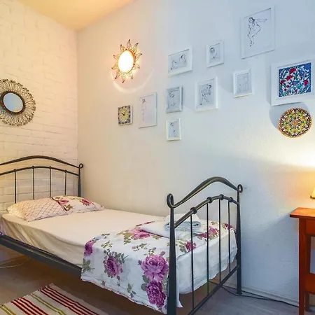 Сasa de vacaciones 2 Bedroom Cozy In Zrnovnica Split