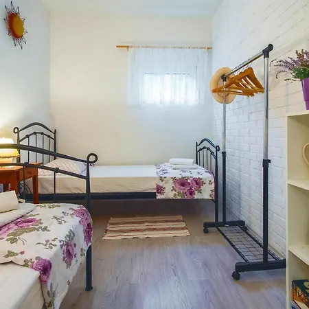 2 Bedroom Cozy In Zrnovnica Сasa de vacaciones *